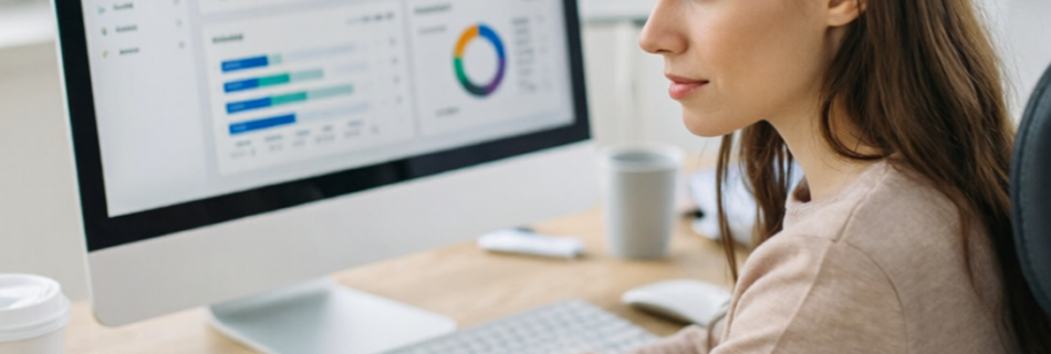 Gerente de marketing revisando un dashboard digital sencillo con pocas métricas clave en una oficina moderna.