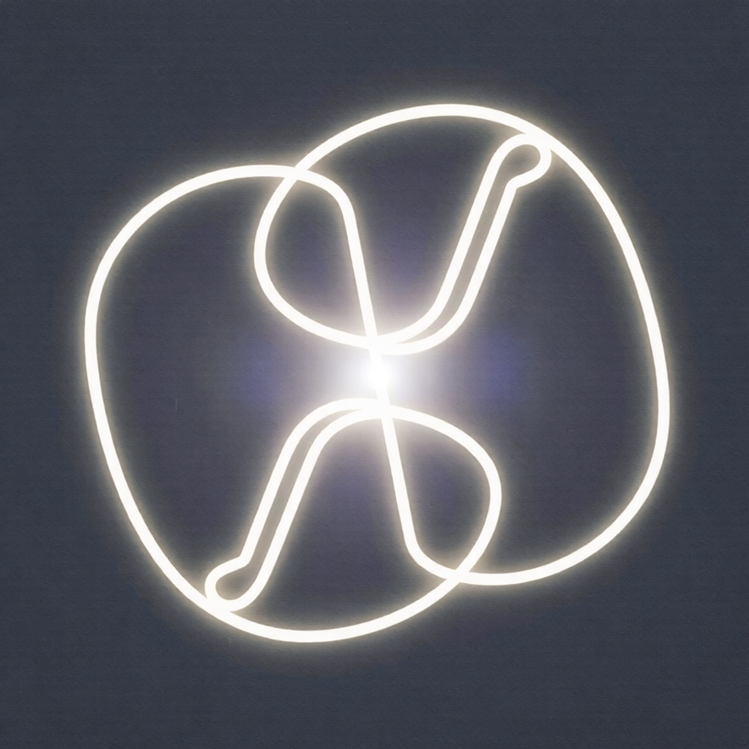 Ilustración conceptual de formas geométricas y orgánicas que se fusionan para representar la unión entre IA y creatividad humana en una marca.