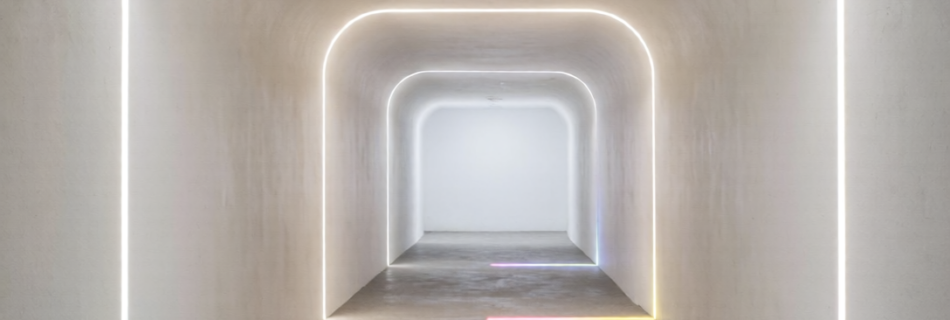 Representación conceptual de un flujo de automatización de marketing como un camino de luz que se bifurca en un espacio minimalista.