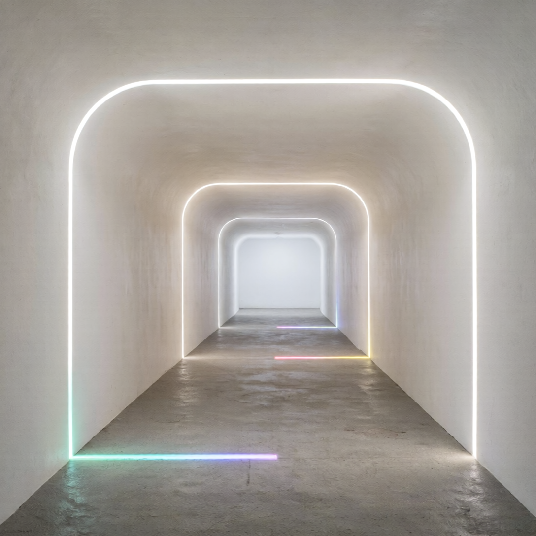 Representación conceptual de un flujo de automatización de marketing como un camino de luz que se bifurca en un espacio minimalista.